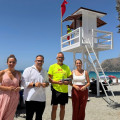 Autoridades locales junto a la torreta del servicio de Salvamento y Socorrismo en la playa de La Herradura (AYUNTAMIENTO DE ALMUÑÉCAR - LA HERRADURA)