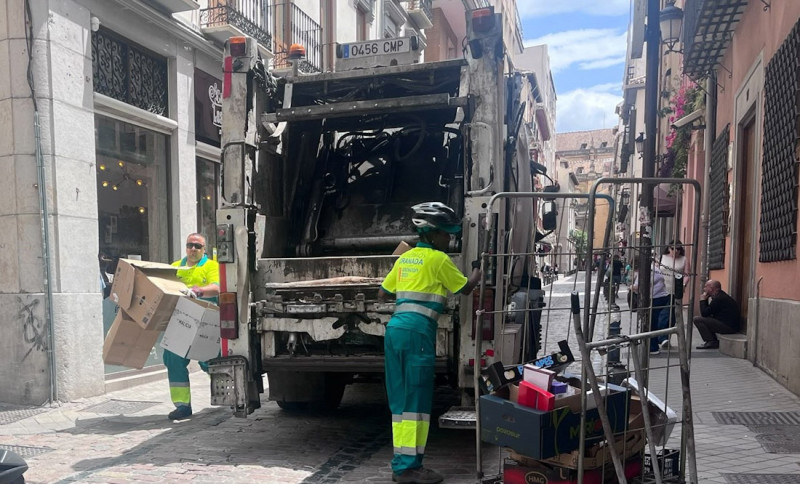 Recogida de basuras en la calle San Jerónimo en Granada (EUROPA PRESS) Recogida de basuras en la calle San Jerónimo en Granada (EUROPA PRESS)