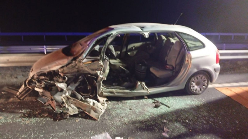 Vehículo implicado en el accidente en la A-92 en la provincia de Gradana, en el término municipal de Huétor Tájar (BOMBEROS DE LOJA) Vehículo implicado en el accidente en la A-92 en la provincia de Gradana, en el término municipal de Huétor Tájar (BOMBEROS DE LOJA)