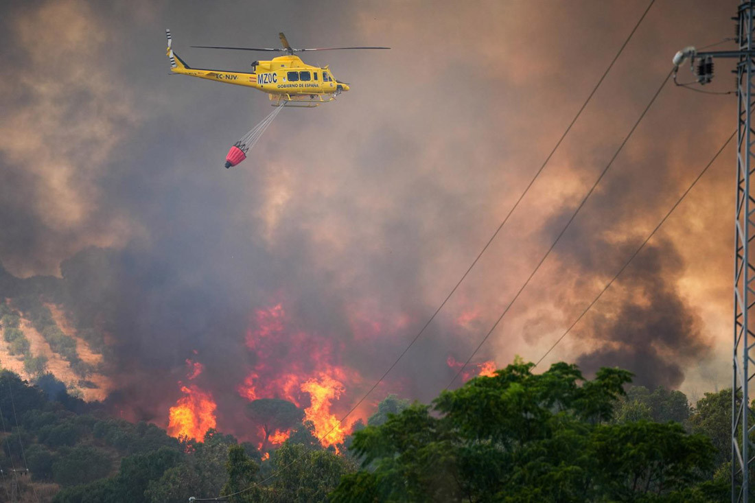 Un helicóptero del Infoca trabajando en un incendio forestal.