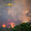 Un helicóptero del Infoca trabajando en un incendio forestal.