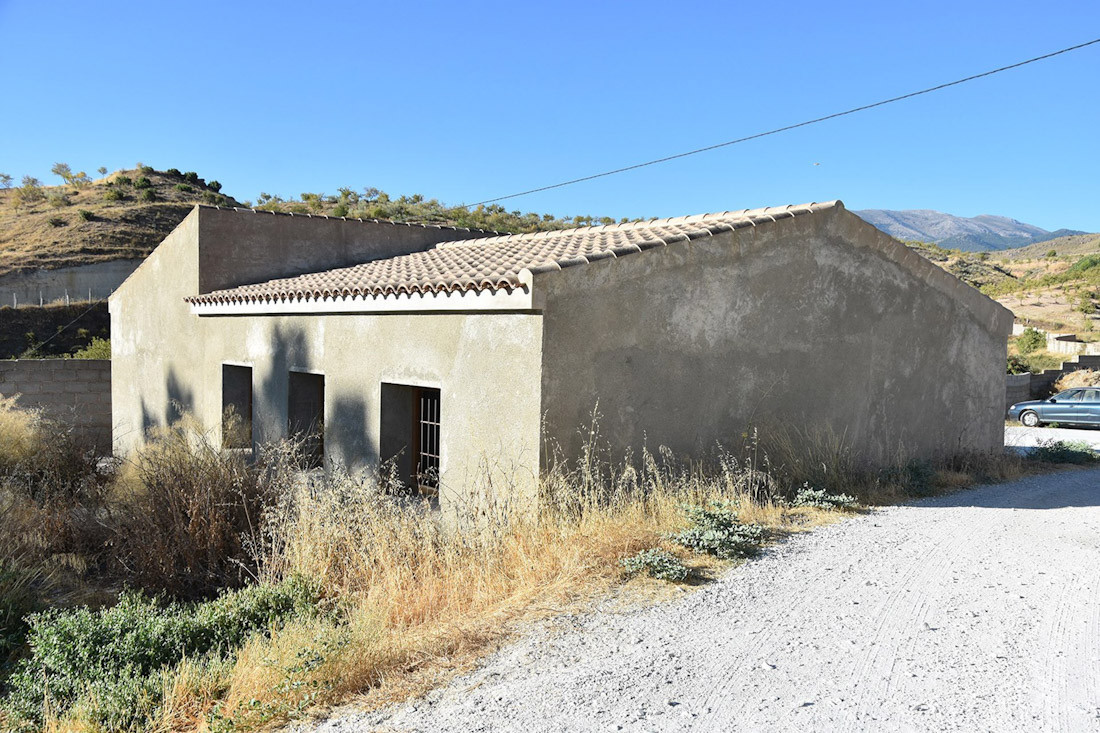 La antigua escuela rural en Siete Fuentes se adecuará para crear el futuro Centro de Interpretación del Agua y también se creará en el exterior del inmueble un mirador a los nacimientos que hay en este paraje (AYUNTAMIENTO DE BAZA)
