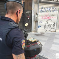 Intervención de la Policía Local de Granada tras detener a un 'rider' con 100 gramos de hachís (POLICÍA LOCAL DE GRANADA)