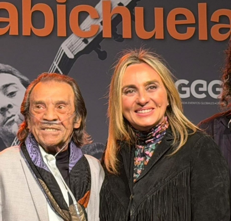 La alcaldesa de Granada, Marifrán Carazo, junto al maestro Pepe Habichuela en una imagen de archivo (AYUNTAMIENTO DE GRANADA)