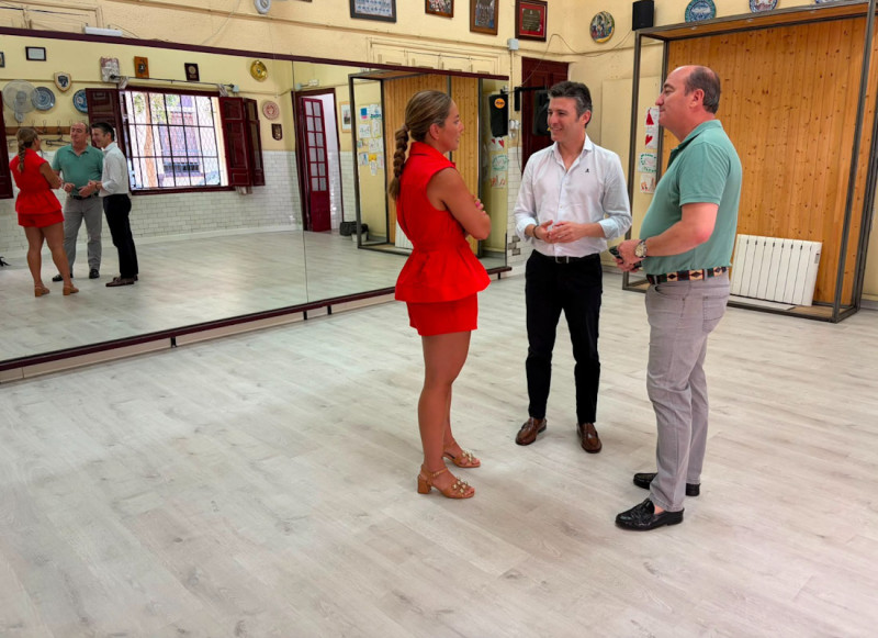 Visita al local de ensayos del Grupo Municipal de Bailes Regionales. (AYTO. GRANADA)