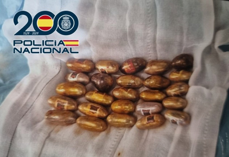 Agentes de la Policía Nacional de Granada han detenido dentro de un centro hospitalario de Granada a un varón de 20 años de edad como presunto responsable de un delito de tráfico de drogas tras haber ingerido 20 