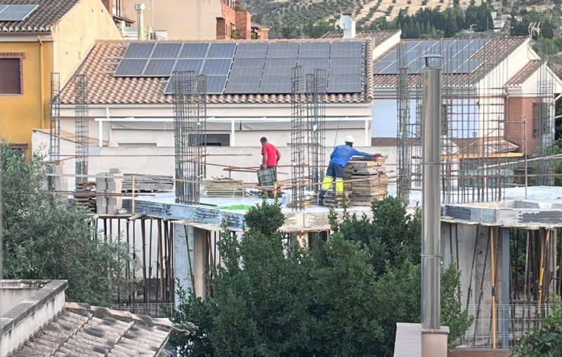 Trabajadores del sector de la construcción realizan su tarea en una edificación durante un mes de verano (EUROPA PRESS)