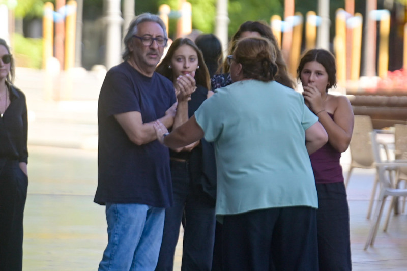 Familiares de Pepe Habichuela a su llegada al Teatro Isabel La Católica (GPMEDIA)