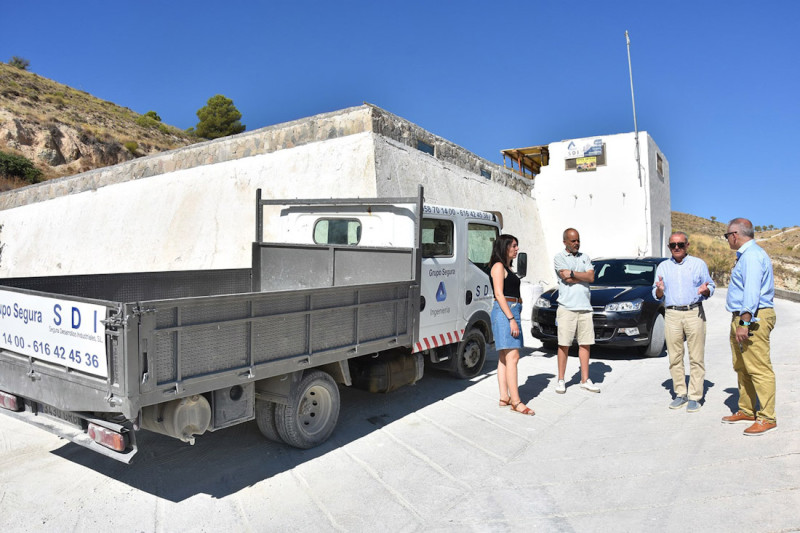 Visita del alcalde y la concejala de Urbanismo a las obras del depósito municipal cuya cubierta va a ser renovada por completo y donde también se intervendrá en la impermeabilización de los vasos (AYUNTAMIENTO DE BAZA) Visita del alcalde y la concejala de Urbanismo a las obras del depósito municipal cuya cubierta va a ser renovada por completo y donde también se intervendrá en la impermeabilización de los vasos (AYUNTAMIENTO DE BAZA)