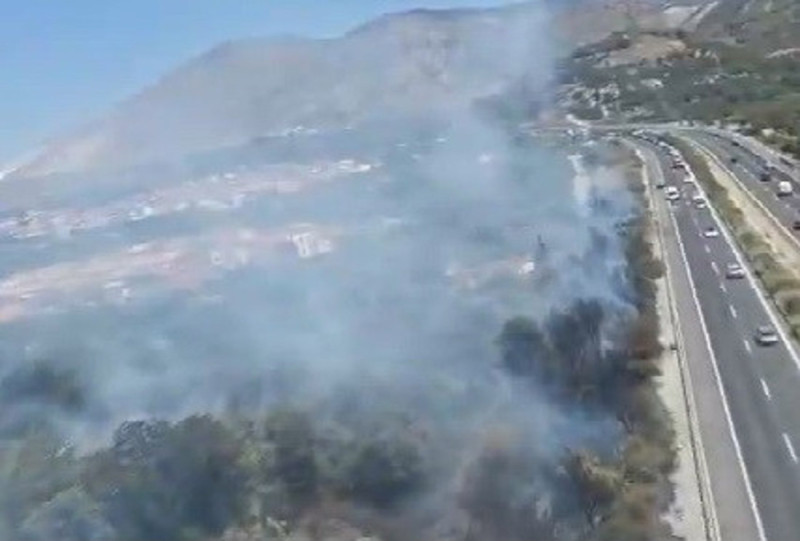 Extinguido el incendio que ha afectado a tres hectáreas en una zona aledaña a la autovía A-44 en Lecrín (INFOCA) Extinguido el incendio que ha afectado a tres hectáreas en una zona aledaña a la autovía A-44 en Lecrín (INFOCA)