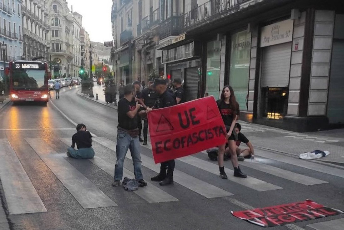 Acción de protesta en 2023 en la calle Reyes Católicos de Granda de activistas de la organización Fuerza Vegetal para quienes ahora la Fiscalía ha pedido dos años de prisión como presuntos autores de un delito de desórdenes públicos (FUERZA VEGETAL)