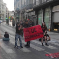 Acción de protesta en 2023 en la calle Reyes Católicos de Granda de activistas de la organización Fuerza Vegetal para quienes ahora la Fiscalía ha pedido dos años de prisión como presuntos autores de un delito de desórdenes públicos (FUERZA VEGETAL)