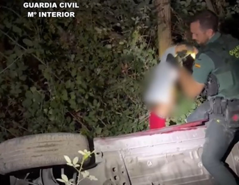 Momento en el que un guardia civil rescata a un niño de cuatro años que estaba en el interior de un coche suspendido entre la vegetación tras caer por un terraplén de 20 metros en Soportújar (GUARDIA CIVIL) Momento en el que un guardia civil rescata a un niño de cuatro años que estaba en el interior de un coche suspendido entre la vegetación tras caer por un terraplén de 20 metros en Soportújar (GUARDIA CIVIL)