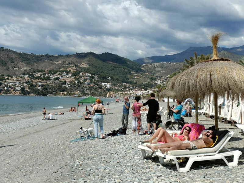 Turistas en la playa de La Herradura, en imagen de archivo (AYUNTAMIENTO DE ALMUÑÉCAR/ARCHIVO( Turistas en la playa de La Herradura, en imagen de archivo (AYUNTAMIENTO DE ALMUÑÉCAR/ARCHIVO(