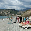 Turistas en la playa de La Herradura, en imagen de archivo (AYUNTAMIENTO DE ALMUÑÉCAR/ARCHIVO(