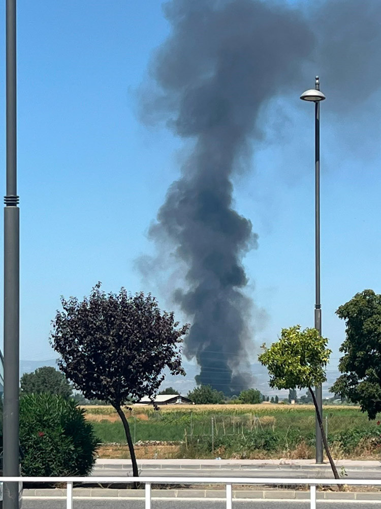 Gran columna de humo a consecuencia de un incendio en el camino de Ambroz en una nave de chatarra (CEDIDA A EUROPA PRESS)