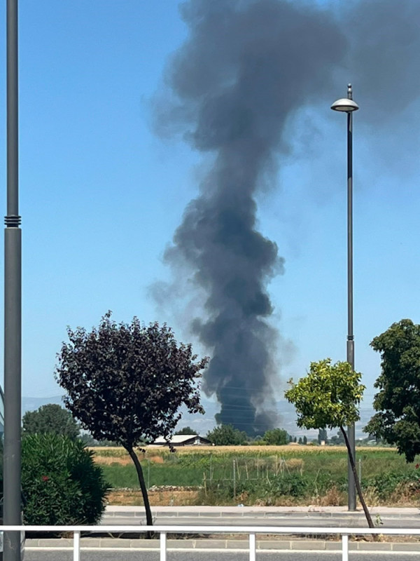 Gran columna de humo a consecuencia de un incendio en el camino de Ambroz en una nave de chatarra (CEDIDA A EUROPA PRESS) Gran columna de humo a consecuencia de un incendio en el camino de Ambroz en una nave de chatarra (CEDIDA A EUROPA PRESS)