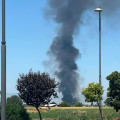 Gran columna de humo a consecuencia de un incendio en el camino de Ambroz en una nave de chatarra (CEDIDA A EUROPA PRESS)