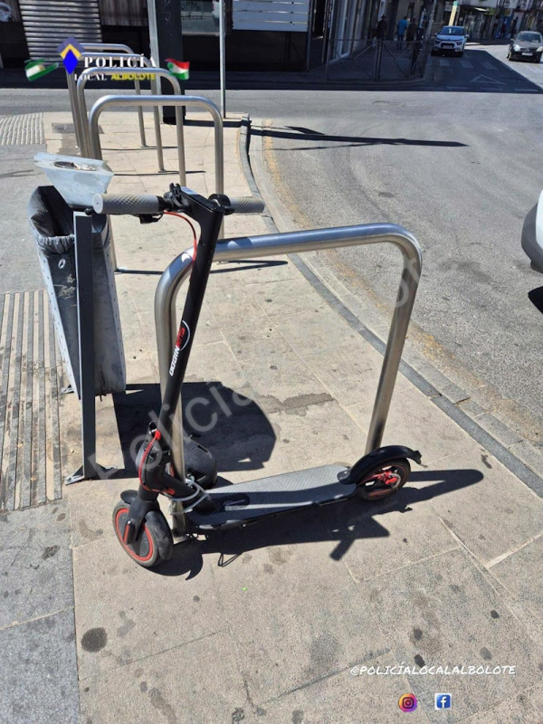 La Policía Local logró frustrar el robo de este patinete estacionado junto a la parada del metro (POLICÍA LOCAL DE ALBOLOTE) La Policía Local logró frustrar el robo de este patinete estacionado junto a la parada del metro (POLICÍA LOCAL DE ALBOLOTE)