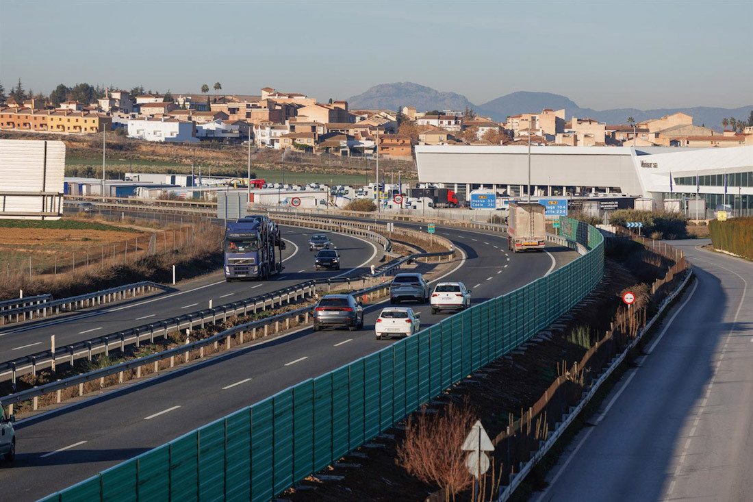 Vista general de la autovía A-92 a su paso entre las comarcas del Poniente y la Vega de Granada (ÁLEX CÁMARA - EUROPA PRESS)