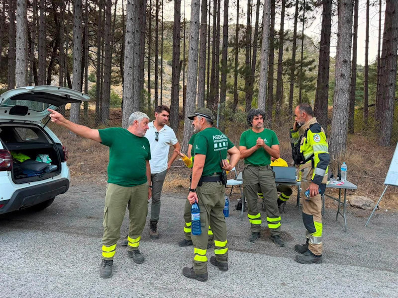 Agentes medioambientales en un incendio junto a la A-92 en Huétor Santillán (AYUNTAMIENTO DE HUÉTOR SANTILLÁN)