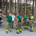 Agentes medioambientales en un incendio junto a la A-92 en Huétor Santillán (AYUNTAMIENTO DE HUÉTOR SANTILLÁN)