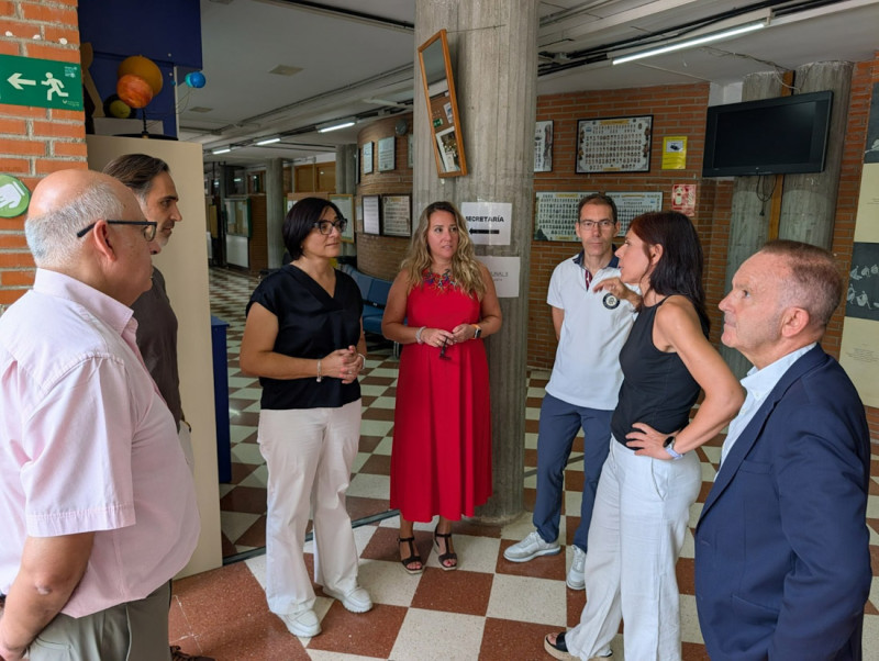 La delegada territorial de Educación, María José Martín Gómez, ha visitado las obras que la Agencia Pública de Educación está ejecutando en el edificio. (JUNTA) La delegada territorial de Educación, María José Martín Gómez, ha visitado las obras que la Agencia Pública de Educación está ejecutando en el edificio. (JUNTA)