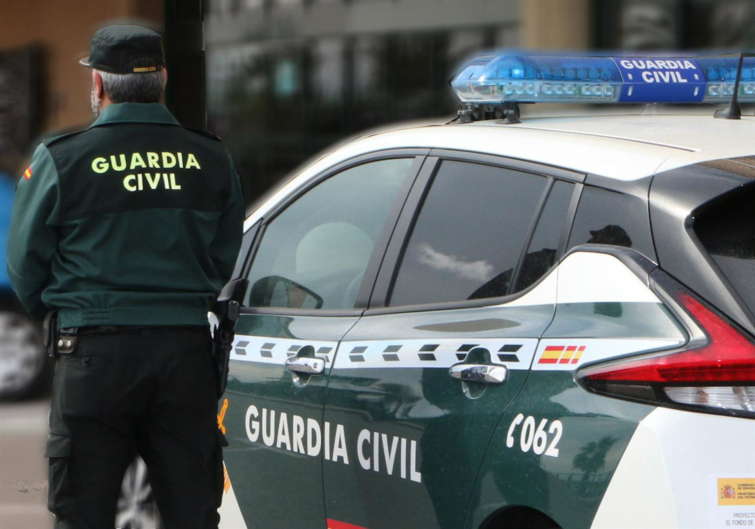 Un agente de la Guardia Civil junto a un vehículo oficial (GUARDIA CIVIL)
