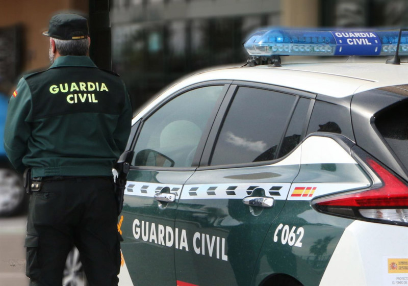 Un agente de la Guardia Civil junto a un vehículo oficial (GUARDIA CIVIL)