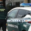 Un agente de la Guardia Civil junto a un vehículo oficial (GUARDIA CIVIL)
