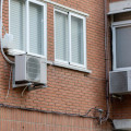 Imagen de archivo de varios aparatos de aire acondicionado en la fachada de un edificio (EDUARDO PARRA - EUROPA PRESS)