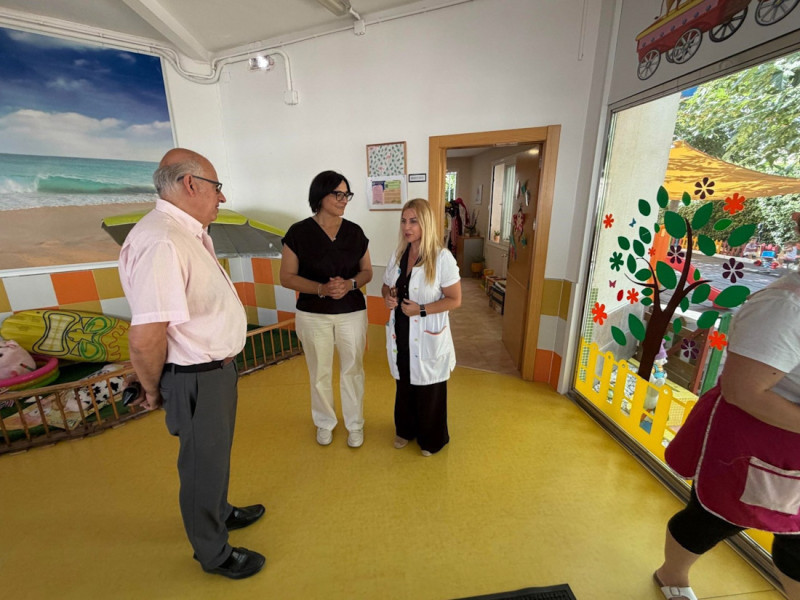 La delegada de Desarrollo Educativo de la Junta de Andalucía en Granada, María José Martín Gómez, ha visitado la Escuela Infantil Virgen Inmaculada en la capital para conocer la actuación que se va a ejectuar para renovar la cubierta del edificio (JUNTA) La delegada de Desarrollo Educativo de la Junta de Andalucía en Granada, María José Martín Gómez, ha visitado la Escuela Infantil Virgen Inmaculada en la capital para conocer la actuación que se va a ejectuar para renovar la cubierta del edificio (JUNTA)