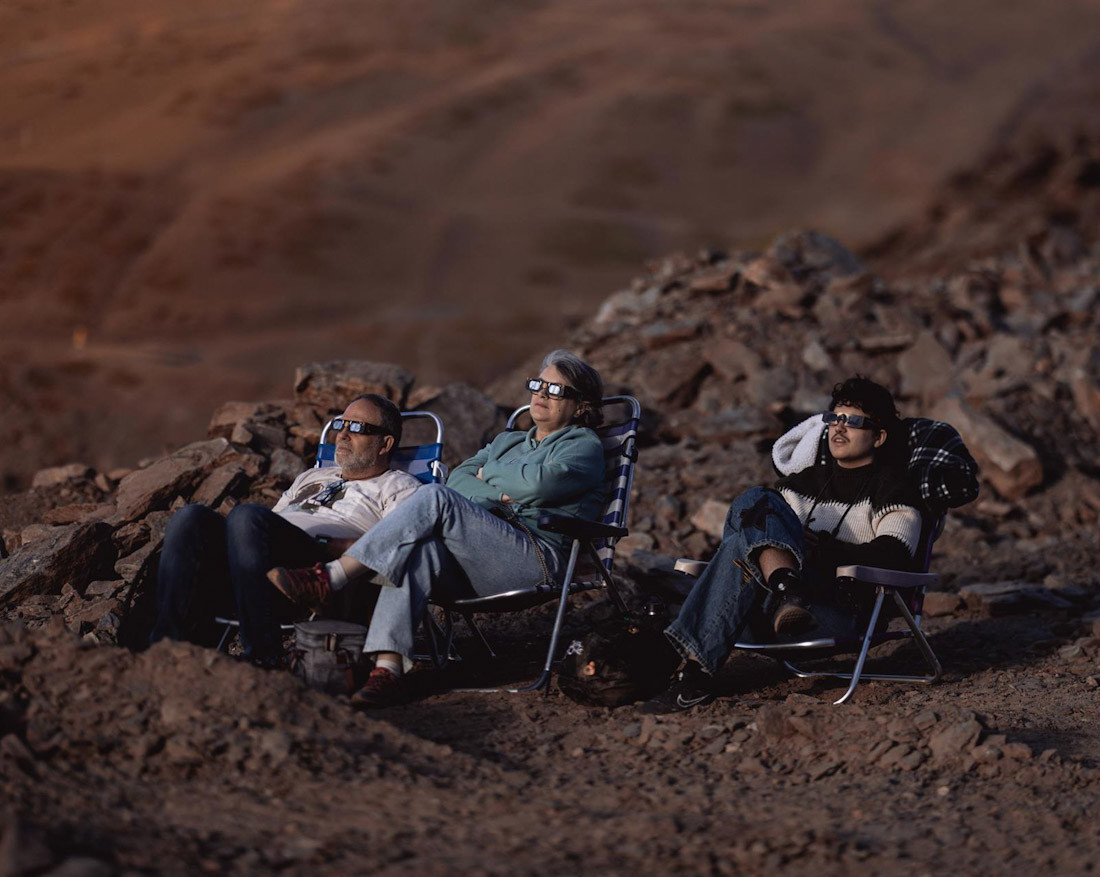 Personas disfrutan del eclipse solar desde Sierra Nevada (CETURSA)