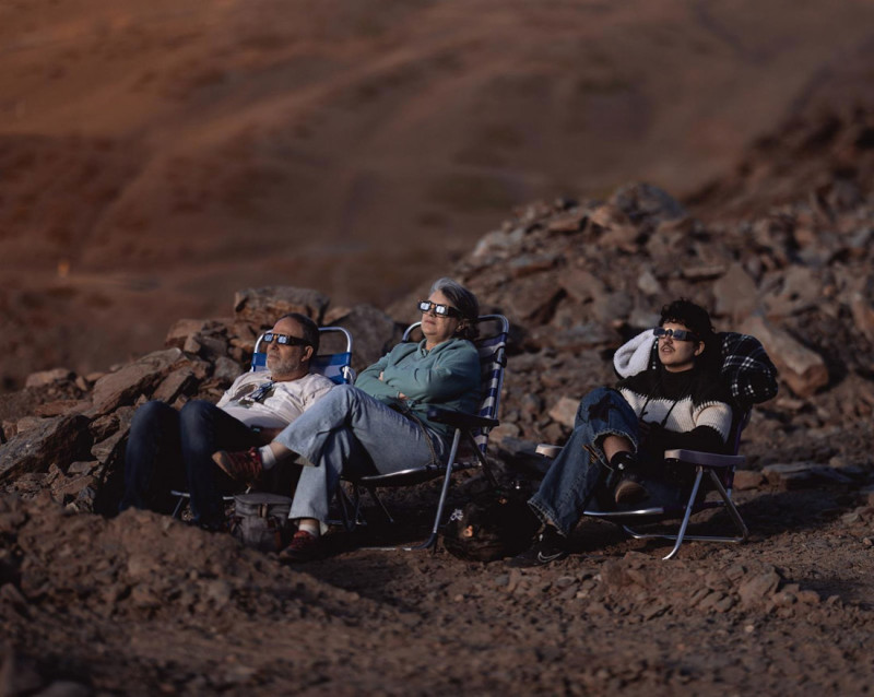 Personas disfrutan del eclipse solar desde Sierra Nevada (CETURSA)