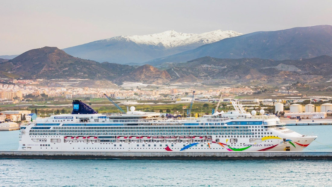 Vista del crucero Norwegian Dawn con Motril y Sierra Nevada de fondo (PUERTO DE MOTRIL)