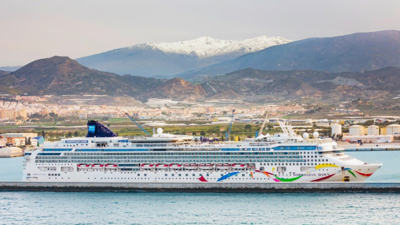 Vista del crucero Norwegian Dawn con Motril y Sierra Nevada de fondo (PUERTO DE MOTRIL) Vista del crucero Norwegian Dawn con Motril y Sierra Nevada de fondo (PUERTO DE MOTRIL)