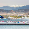 Vista del crucero Norwegian Dawn con Motril y Sierra Nevada de fondo (PUERTO DE MOTRIL)