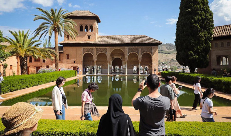 Un grupo de turistas visita la Alhambra de Granada. (JUNTA DE ANDALUCÍA) Un grupo de turistas visita la Alhambra de Granada. (JUNTA DE ANDALUCÍA)