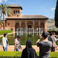 Un grupo de turistas visita la Alhambra de Granada. (JUNTA DE ANDALUCÍA)