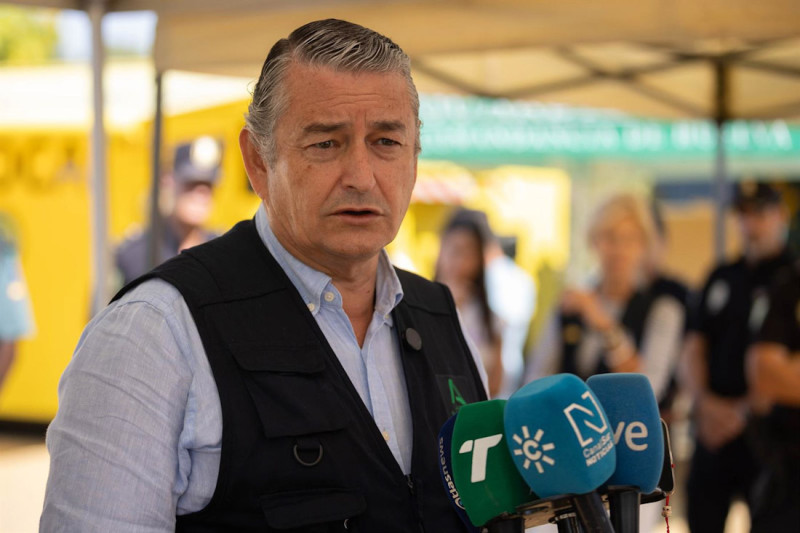 El consejero de Presidencia, Sanidad y Emergencias, Antonio Sanz, en el puesto de mando avanzando por el incendio de Niebla, en Huelva (CLARA CAMPOS / EUROPA PRESS) El consejero de Presidencia, Sanidad y Emergencias, Antonio Sanz, en el puesto de mando avanzando por el incendio de Niebla, en Huelva (CLARA CAMPOS / EUROPA PRESS)