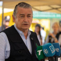 El consejero de Presidencia, Sanidad y Emergencias, Antonio Sanz, en el puesto de mando avanzando por el incendio de Niebla, en Huelva (CLARA CAMPOS / EUROPA PRESS)