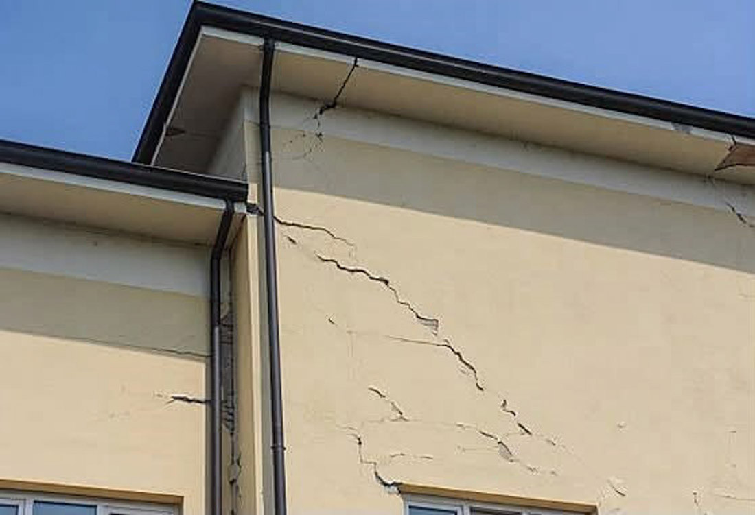 Grietas en la fachada de un edificio en La Zubia (FB AYUNTAMIENTO DE LA ZUBIA)