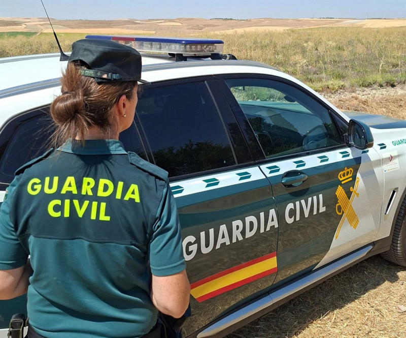 Una agente de la Guardia Civil junto a un vehículo del cuerpo armado (GUARDIA CIVIL) Una agente de la Guardia Civil junto a un vehículo del cuerpo armado (GUARDIA CIVIL)