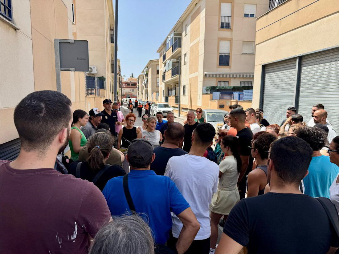 La alcaldesa de Las Gabias, Meri Sádaba, junto a los técnicos del Ayuntamiento, Policía Local y voluntarios de Protección Civil, atendiendo a los vecinos afectados por el desalojo preventivo (AYTO. LAS GABIAS)