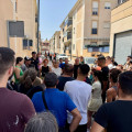 La alcaldesa de Las Gabias, Meri Sádaba, junto a los técnicos del Ayuntamiento, Policía Local y voluntarios de Protección Civil, atendiendo a los vecinos afectados por el desalojo preventivo (AYTO. LAS GABIAS)