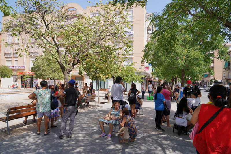 Los granadinos en la calle por miedo a nuevos terremotos (ARSENIO ZURITA - EUROPA PRESS) Los granadinos en la calle por miedo a nuevos terremotos (ARSENIO ZURITA - EUROPA PRESS)