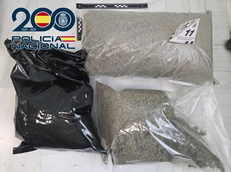 Pillado cuando transportaba una bolsa con cerca de cuatro kilos y medio de picadillo de marihuana (POLICÍA NACIONAL) Pillado cuando transportaba una bolsa con cerca de cuatro kilos y medio de picadillo de marihuana (POLICÍA NACIONAL)