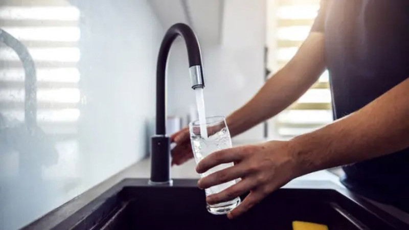 Una persona toma un vaso de agua del grifo (AYUNTAMIENTO) Una persona toma un vaso de agua del grifo (AYUNTAMIENTO)