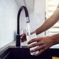 Una persona toma un vaso de agua del grifo (AYUNTAMIENTO)