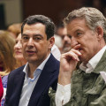El presidente del la Junta de Andalucía, Juanma Moreno, y el presidente del Partido Popular, Alberto Núñez Feijóo, en un acto de campaña (ÁLEX ZEA - EUROPA PRESS)